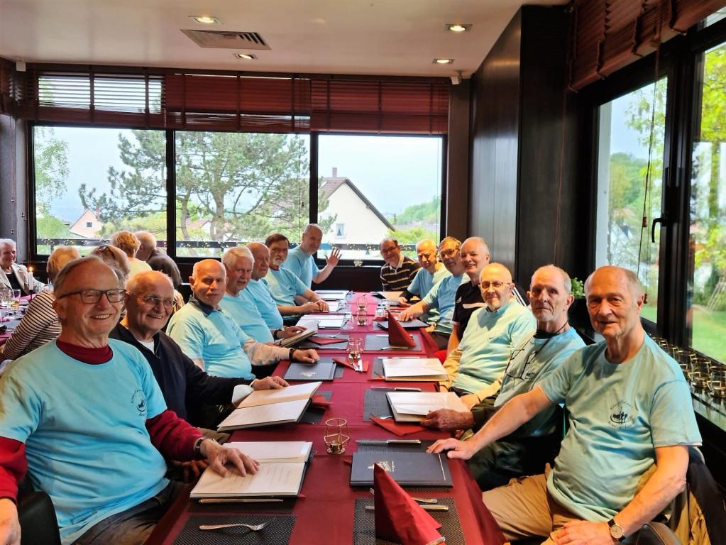 Die Gruppe der TSG Herrengymnastik mit ihren Laufshirts.