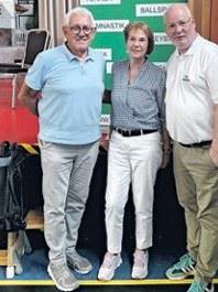 Helmut Reith (Präsident Turngau Feldberg) überreichte Heike Stein  den Ehrenbrief des Turngau Feldberg für ihre langjährige verdienstvolle Übungsleitertätigkeit bei der TSG Falkenstein, rechts TSG-Vorsitzender Jörg Pöschl.