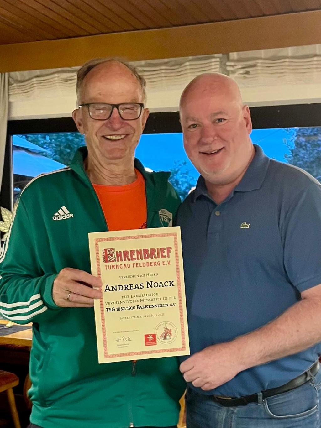 Andreas Noack mit der Urkunde, die ihm von unserem Vorsitzenden Jörg Pöschl überreicht wurtde.