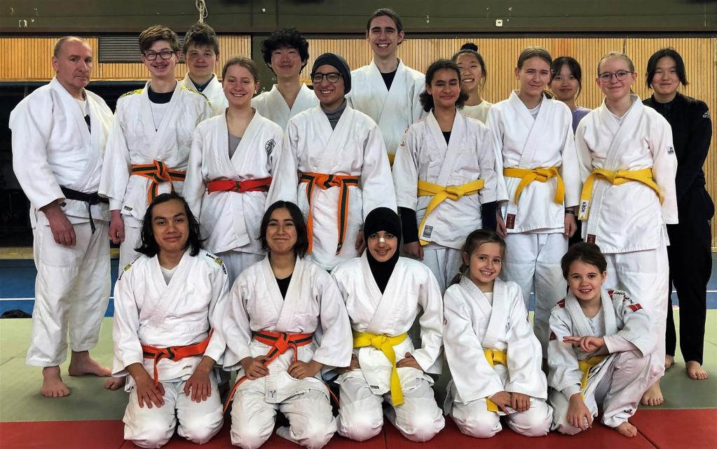 Judoka der Fortgeschrittenen-Gruppe mit Trainier Lothar Strecker, 3. Dan (ganz links)